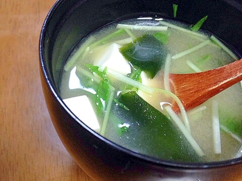 水菜とわかめと豆腐のお味噌汁